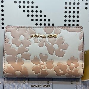 Michael Kors Jet Set Medium Floral Print Bi-Fold Wallet 
POWDER BLUSH
NWT